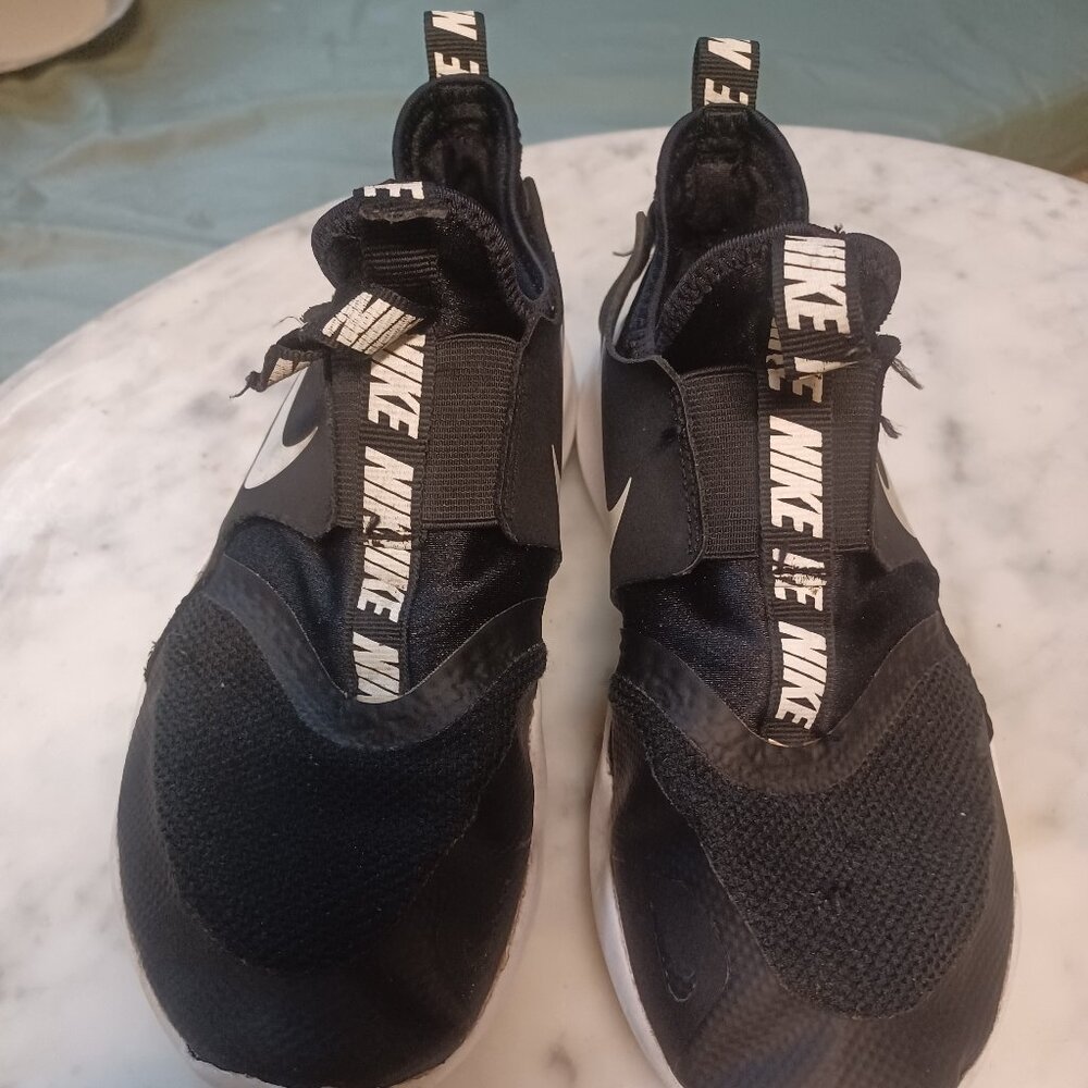Nike Flex Runner Boy's Pull-On Sneakers SZ 4Y Black & White AT 4662-001